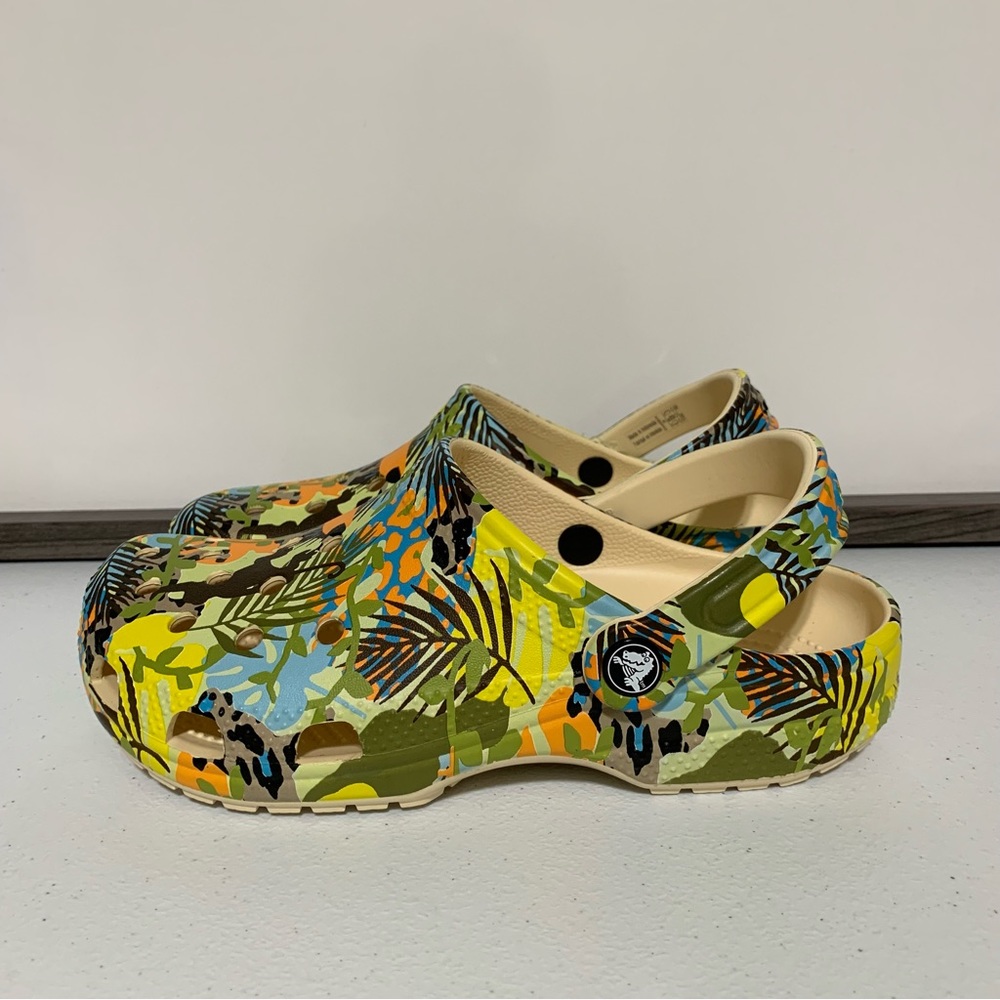 CROCS Classic Far Out Clogs-Size J6 NWT - Picture 3 of 12
